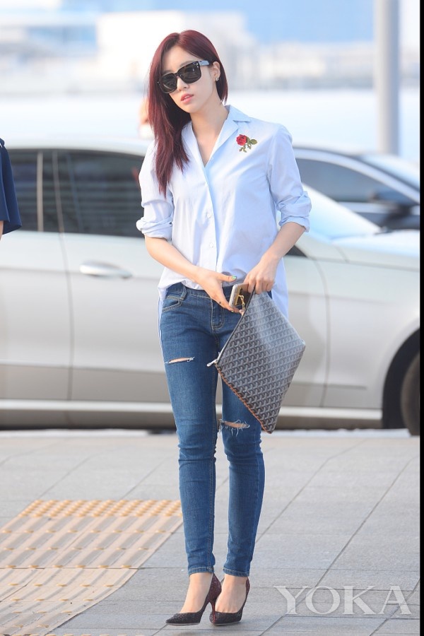 纯色上衣配牛仔裤 是夏天最不易出错的穿搭