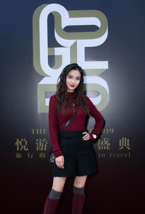 『 杨颖』不料却意外显腿长，真服了31岁杨颖！穿丝袜故意往下扯一点