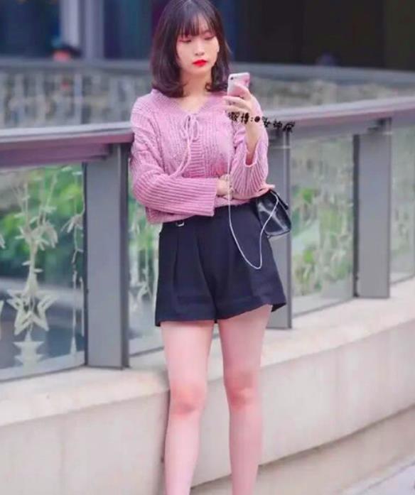  【风范】街拍：清新靓丽的美女，一件白色上衣配灰色阔腿裤，优雅气质风范