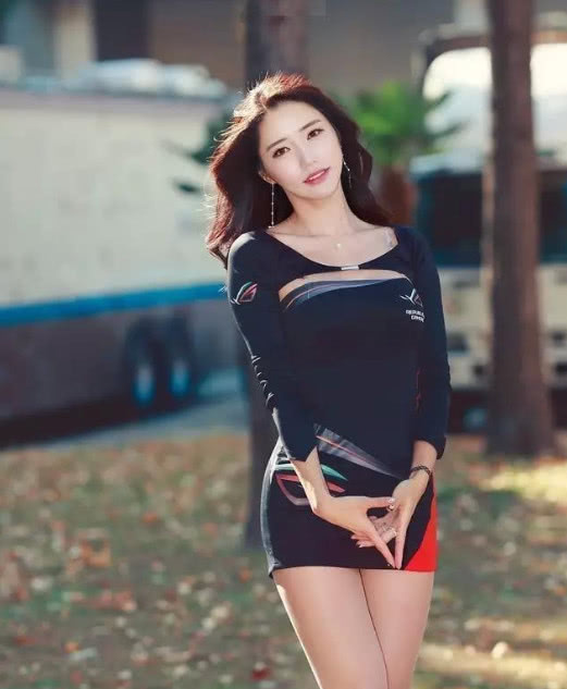 长发气质小姐姐黑色包臀裙尽显凹凸身材，包勒出丰满的臀型，网友