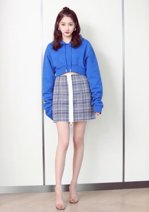 关晓彤夏天穿毛衣就算了，却还穿出水桶腰，鹿晗喊你换衣服了!