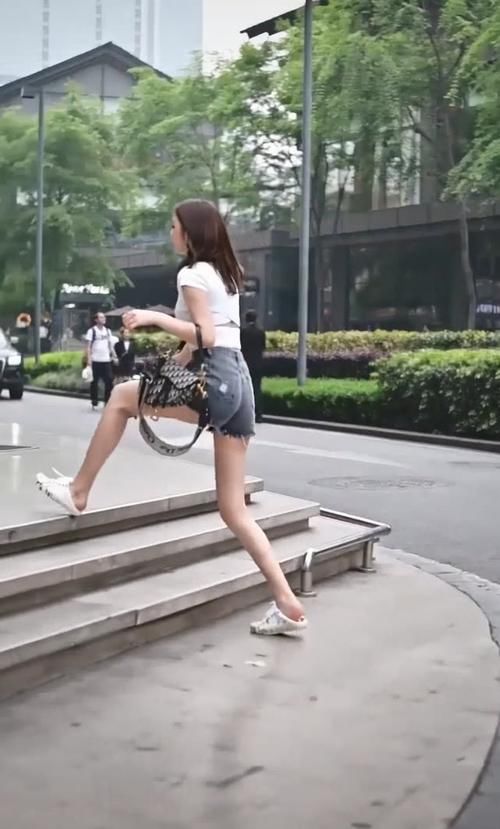  「美女」是时候表演真正大长腿了：美女一步跨3层阶梯，一看短裤我沉默