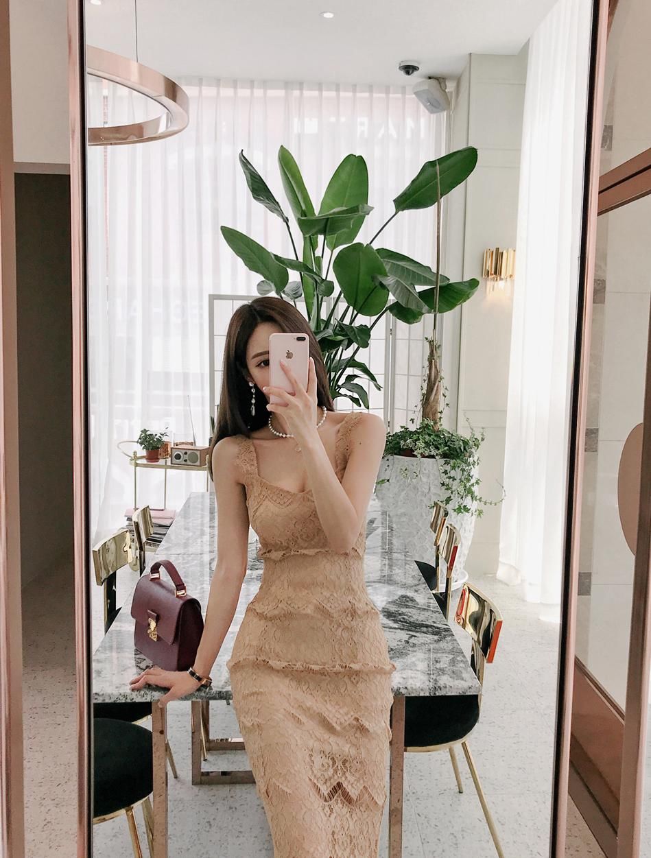 【 流露出】在不经意间流露出含蓄的性感魅力！，街拍：美女穿裸色蕾丝连衣裙