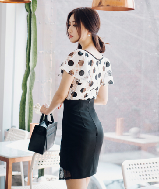 傲人身材的紧身裙美女，年轻又漂亮，腿部显得更加修长！