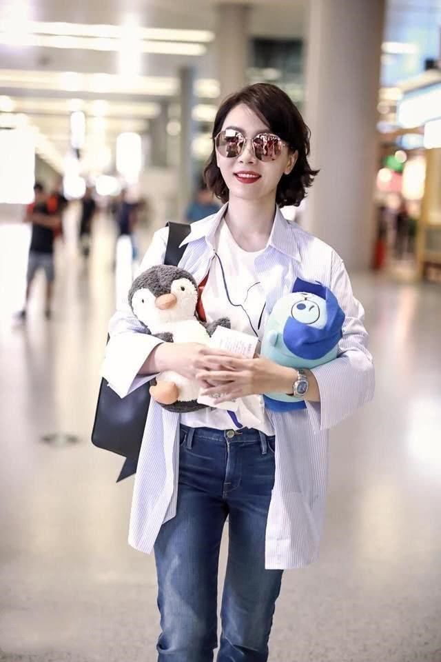 41岁陈数现身机场穿搭时尚，网友：怎么又瘦了？