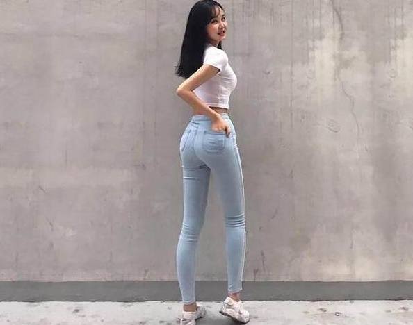 苗条好看的牛仔裤小姐姐，勾勒出婀娜身姿，增添女神气质！