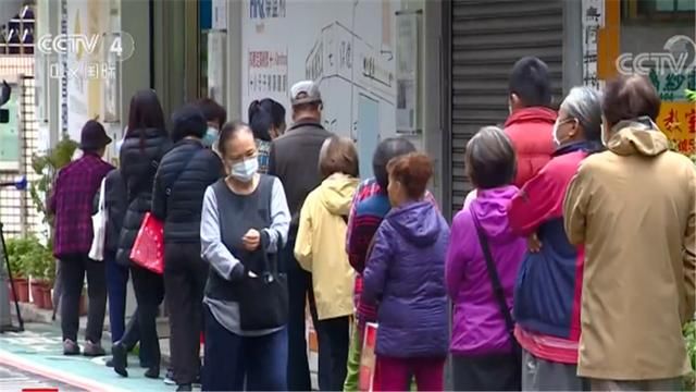  台湾■台湾：14天可买9片口罩政策实施第一天 药店外大排长龙