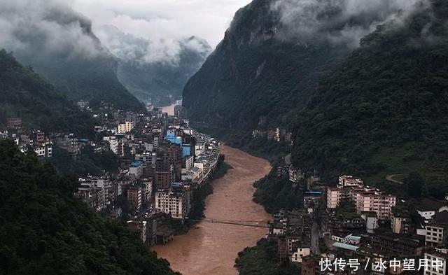 云南这座县城建在深山峡谷中，前有河后有山，这地形令人捏把汗
