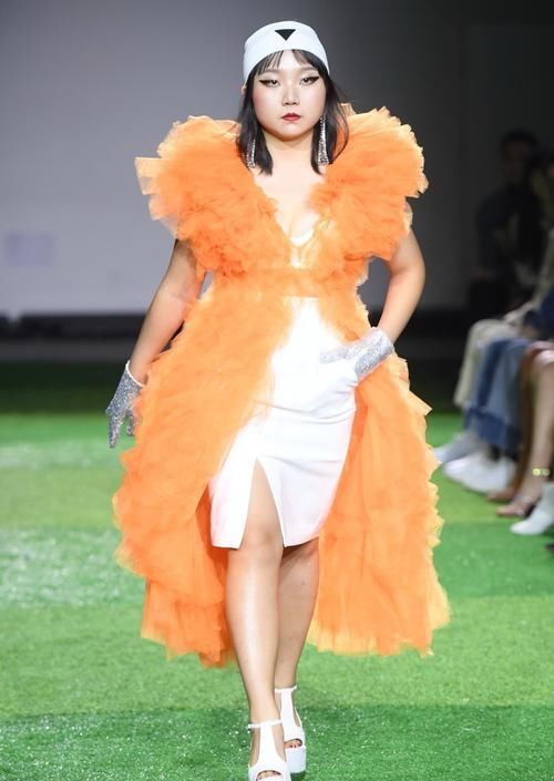  「洋子」辣目洋子没颜值没身材，却靠气质涨人气，紫色裙穿出少女魅力