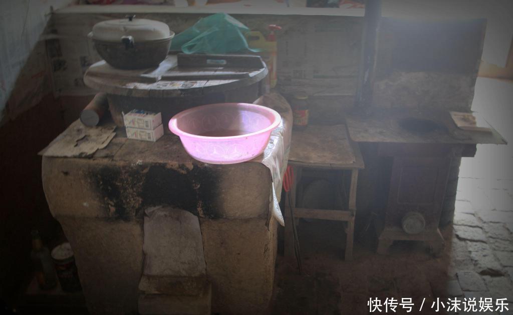 山西9旬老人住在16米长的恒温老屋，不装空调暑天睡觉还盖棉被