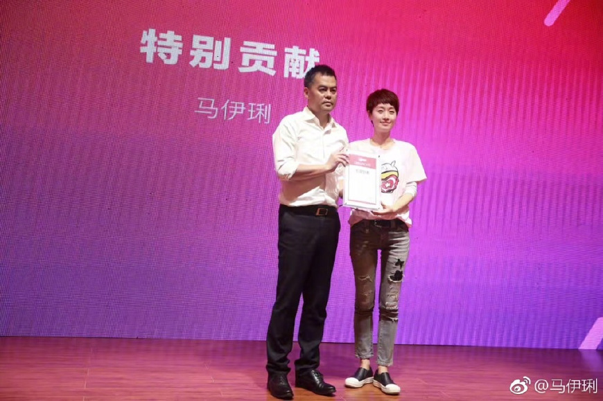 42岁马伊琍真会穿！一袭粉色长裙显小20岁，网友：比姚笛美