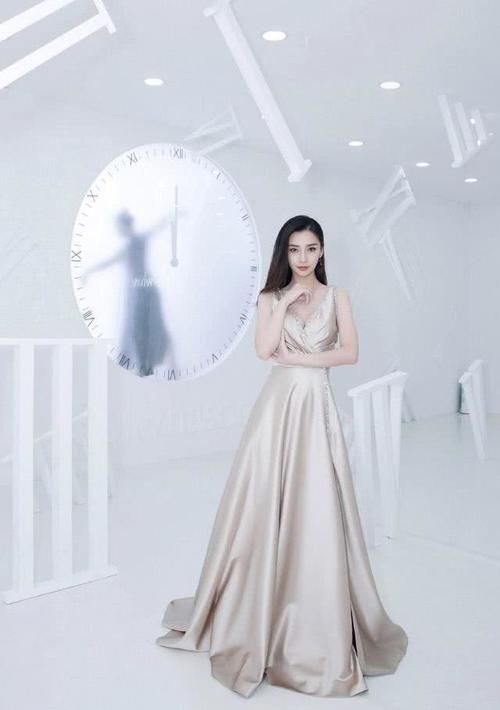  『设计』Angelababy身材有料，穿一袭丝绸连衣裙凹凸有致，小蛮腰细到吓人
