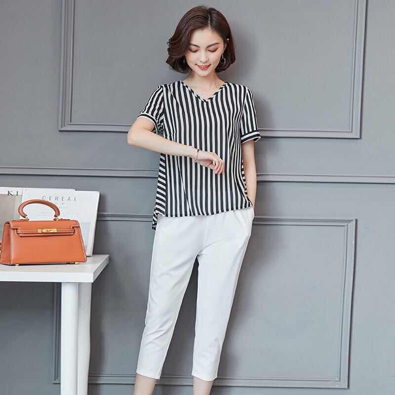 在男人眼里，女人穿这样的套装，特别有女人味，凸显你的好身材