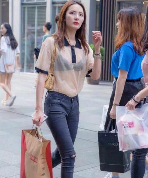 「风采」美女时尚街拍:柔情绰态的美女,一件绿色的连衣裙,时尚魅力风采