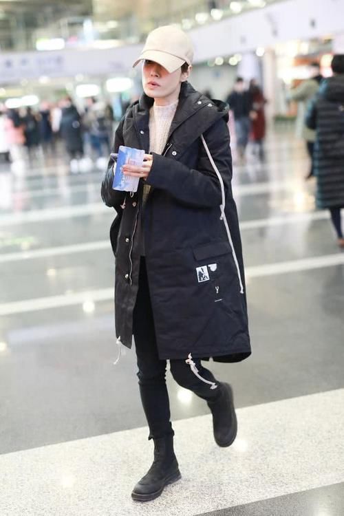 低俗：马伊琍身材不丰腴却赢在骨感，穿透视连衣裙秀身材，性感又不低俗