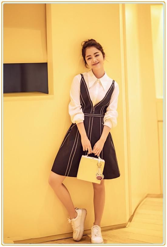 在谭松韵面前谁敢说童颜？扎俩羊角辫穿白T恤简直就是一小学生！