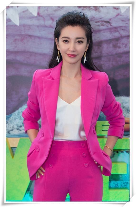 张天爱168,李冰冰166,两人同穿玫红西装,网友:气场差距尴尬了