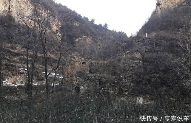 “悬崖”上废弃的窑洞村： 全村娶妻难, 50年间仅娶进一个媳妇儿