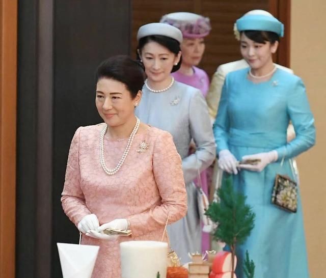  [和纪子妃]天皇一家亮相，雅子皇后穿和服显古韵美，独女水桶腰眯缝眼太路人