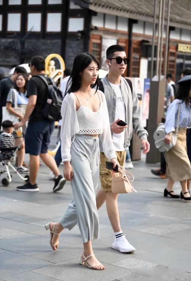 『美女』美女街拍:这期小姐姐都是神仙颜值,看到图五露腰,就已经扛不住了!