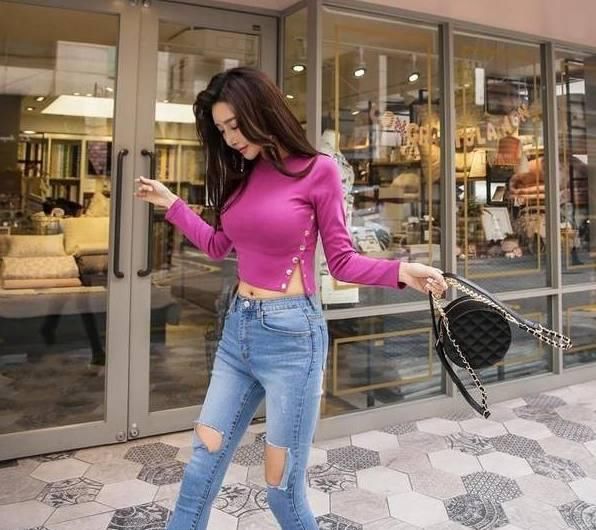 牛仔裤紧致婀娜，秀美的身材就要彰显出来