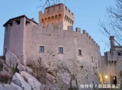 长在悬崖峭壁上的国家,面积仅61平方公里,是世界上第一个共和国