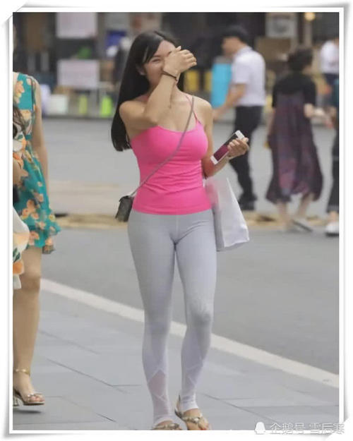 微胖少妇紧身裤包裹丰满臀部，和闺蜜上街笑靥如花美极了
