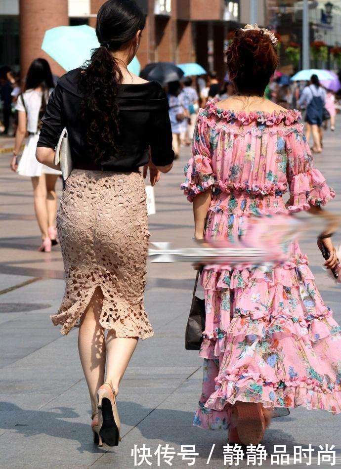 街拍：穿镂空的紧身裙让成熟辣妈更吸睛