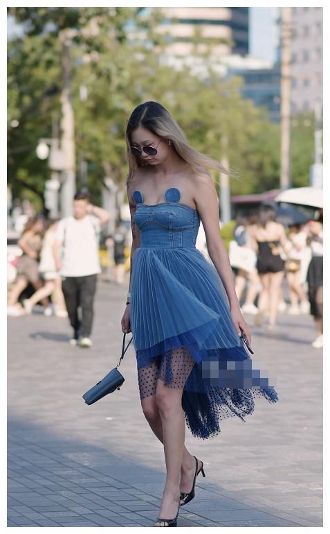 街拍:图六穿薄纱抹胸裙,胸前“长耳朵”真是太吸睛!