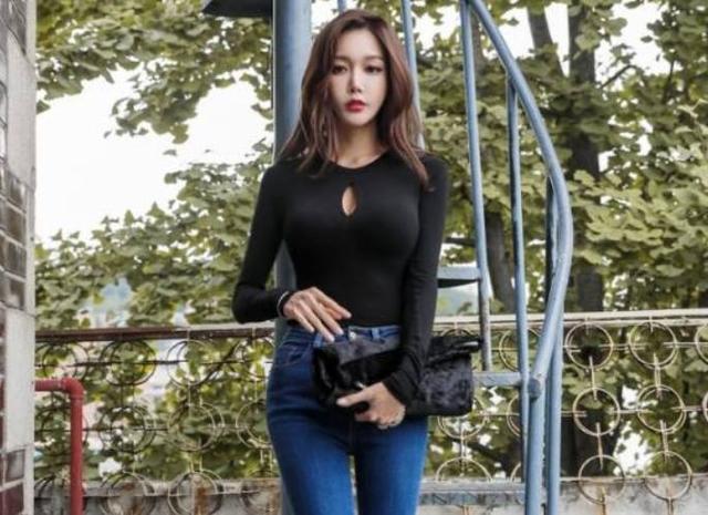 牛仔裤紧致时尚,让腿部线条纤细完美,简单大方彰显女性魅力