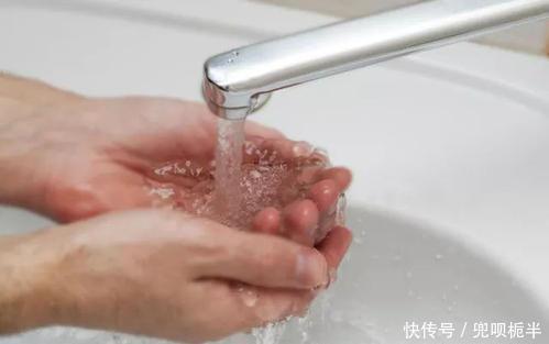 洗脸|4个洗脸方式黑名单,看你中了几个?洗脸方法不对,皮肤越洗越差