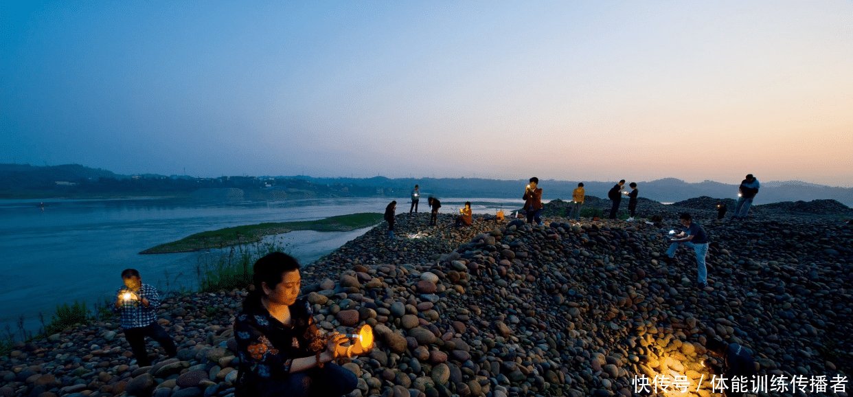 长江水里也有玉大叔捡鹅卵石20年，玉商用3套房交换一块石