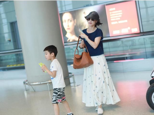 黄圣依这帽子被嘲是垃圾袋，网友:一辈子都买不起人家的垃圾袋!