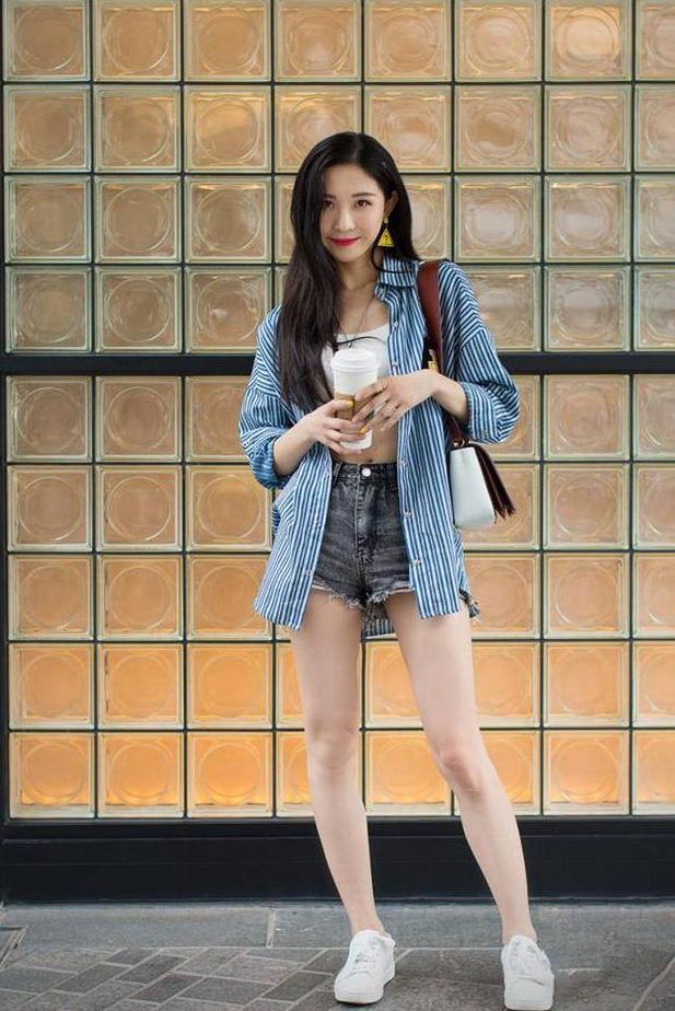 白领气质穿露脐装的美女，细腿丰臀身材不要太好！