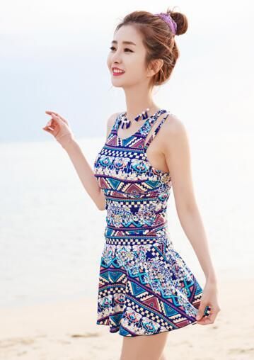 吊带裙式连体泳衣美女，清新可爱又动人，好美