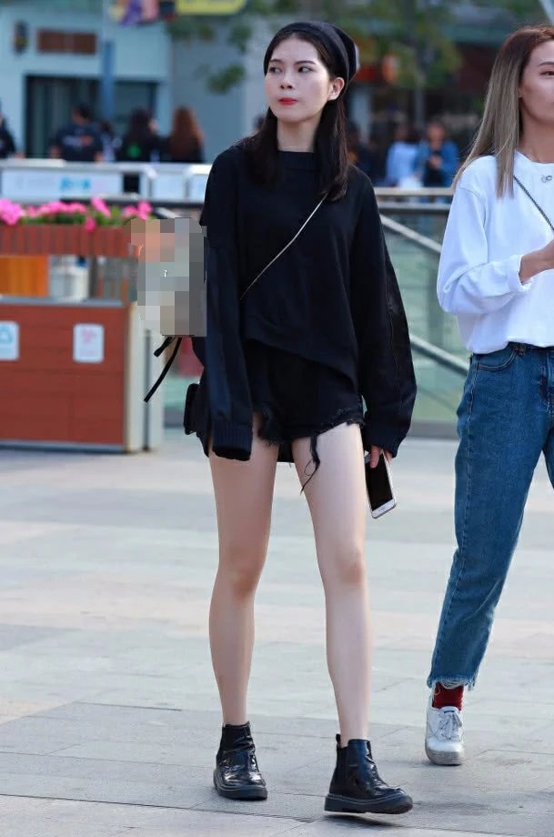 清熟小姐姐搭伴出街，一个包裹的严严实实，一个露出白嫩的大长腿