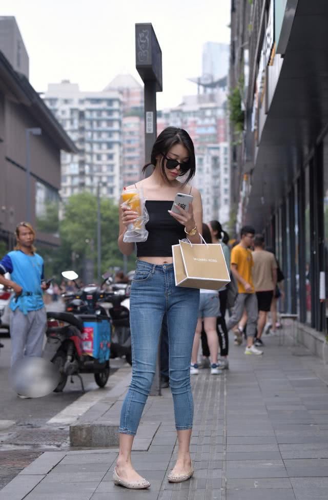  吊带■吊带背心配牛仔裤，最简单的搭配却可以爆发出迷人魅力