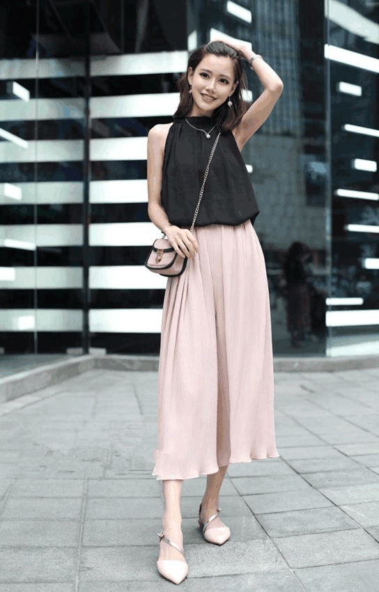 街拍：美女白色吊带上衣白色牛仔热裤，美腿又白又长很好看！