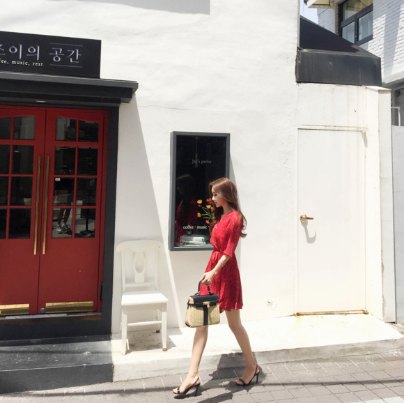 女神孙允珠，酸甜草莓洋红星斑碎花连衣裙