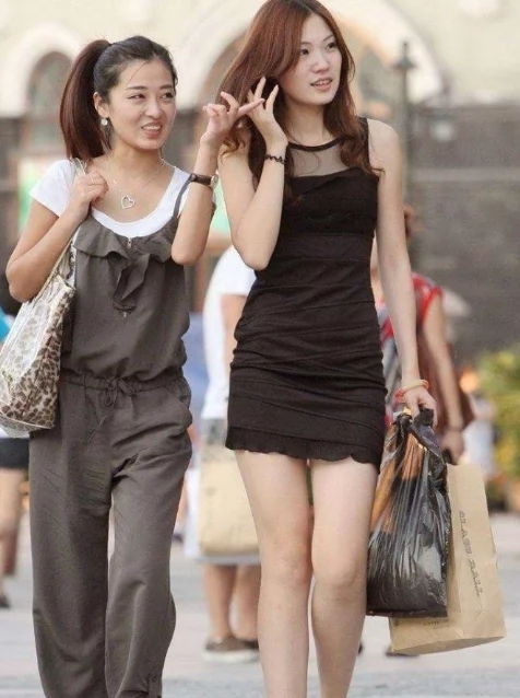  好身材|街拍：简约不简单的美女，穿出窈窕好身材