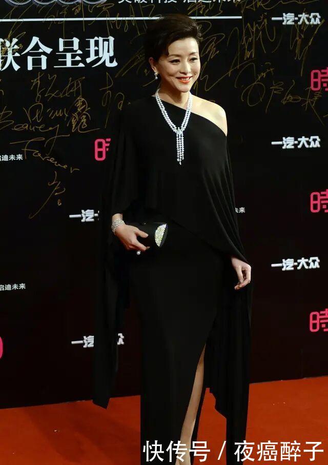 气质:杨澜有气质不显胖,穿修身黑礼服缺少曲线美,坐下不小心暴露腿粗