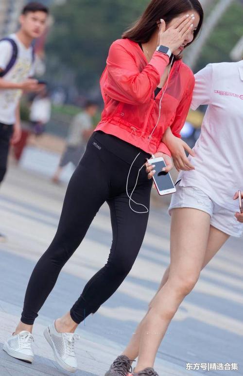 街拍：小姐姐黑色紧身裤勒出了全身的曲线，秀出了一双修长的美腿