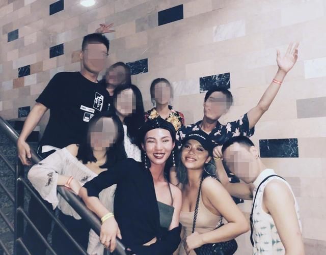 一个月！王菊瘦出马甲线小鸟腿，低胸背心秀傲人上围，让人认不出