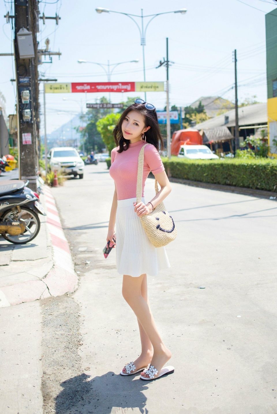 街拍|白嫩丰满身材的粉红美女，这眼神又把我勾走了!