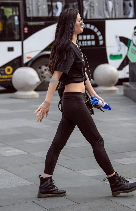 知性小姐姐紧身裤裹出细腻的线条，干净利落显得身材很高