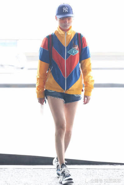 李宇春这腿可以单独出道了，她终于暴露身材，穿短裤秀出大长腿！