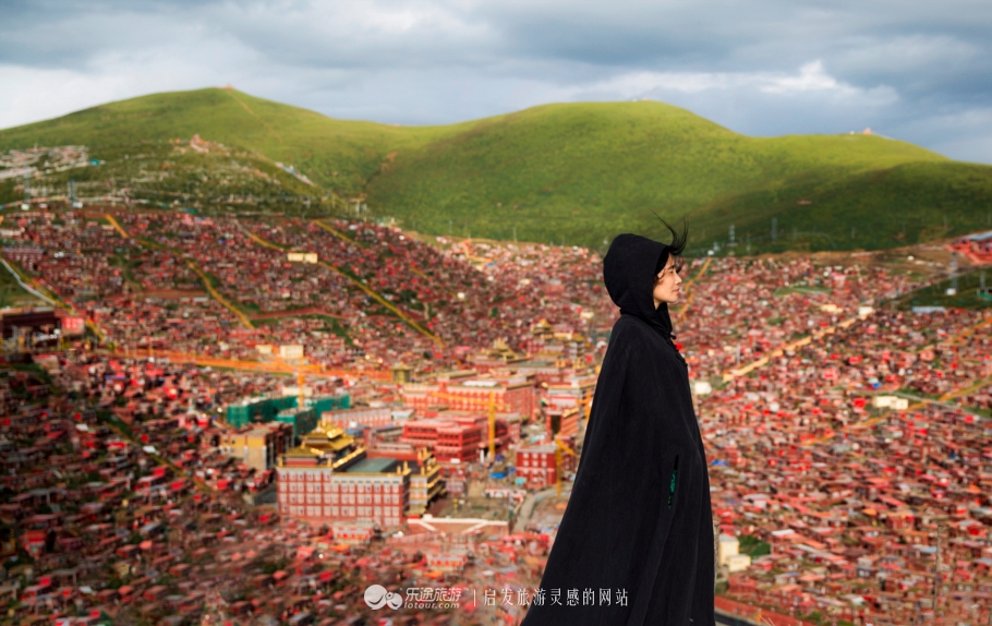 色达佛学院:小木屋磊叠出世上最大的佛学院