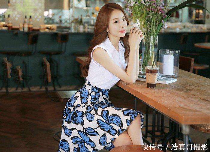 街拍：小姐姐穿上连衣裙非常漂亮, 气质满满的, 女神范爆表呀