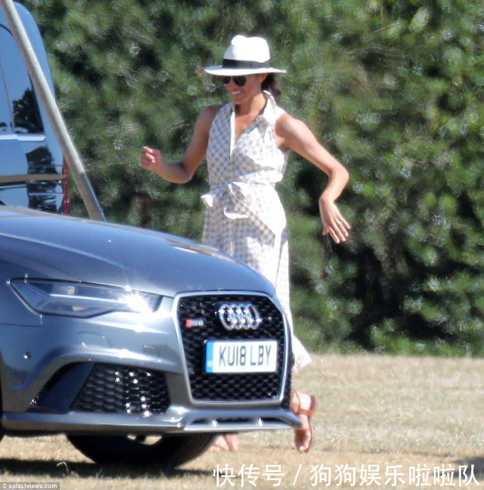 梅根为哈里王子与威廉王子的马球赛助威, 穿无袖束腰网眼裙子