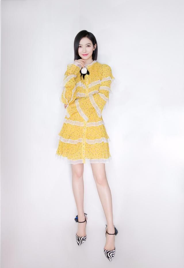 宋茜撞衫孙怡，同是短裙配针织开衫却惨败，画风差距一目了然